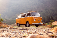 voiture jaune en bas d'une montagne